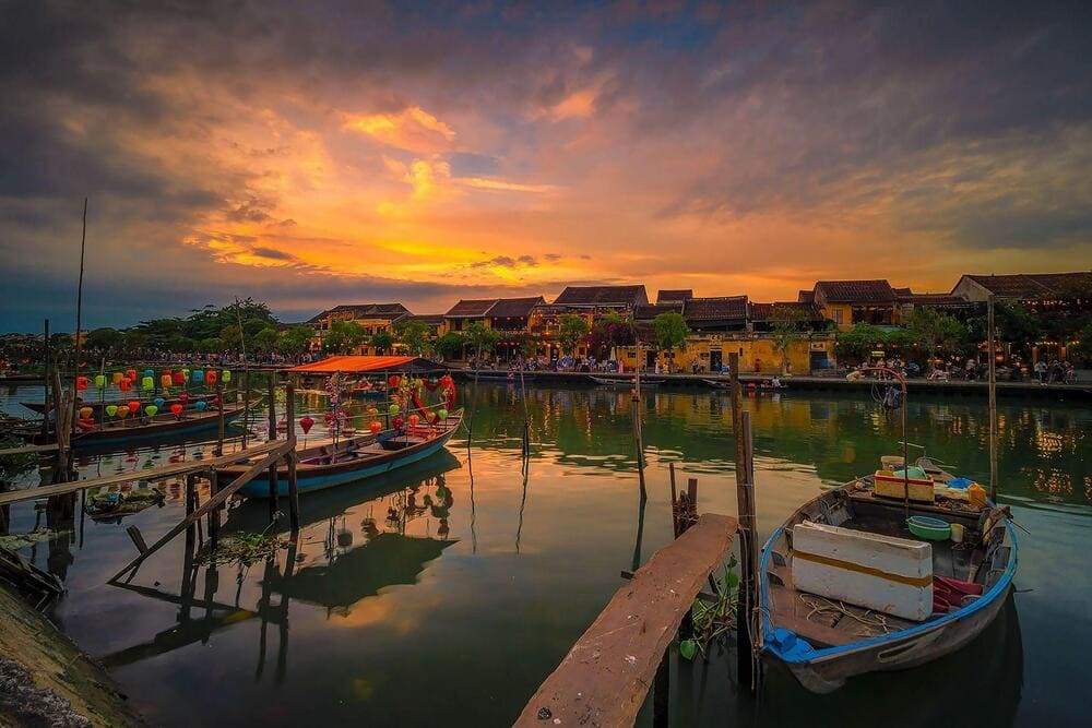 Take a sunset boat trip along Thu Bon River to escape the daytime heat and admire the scenic waterways of Hoi An. (Source: Freepik)